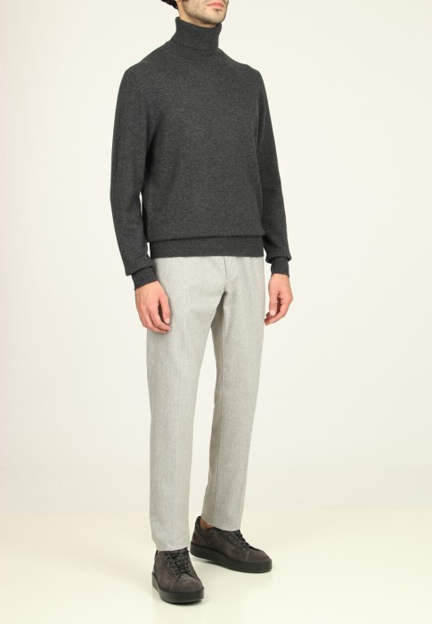 брюки  по цене 48900 руб вид справа