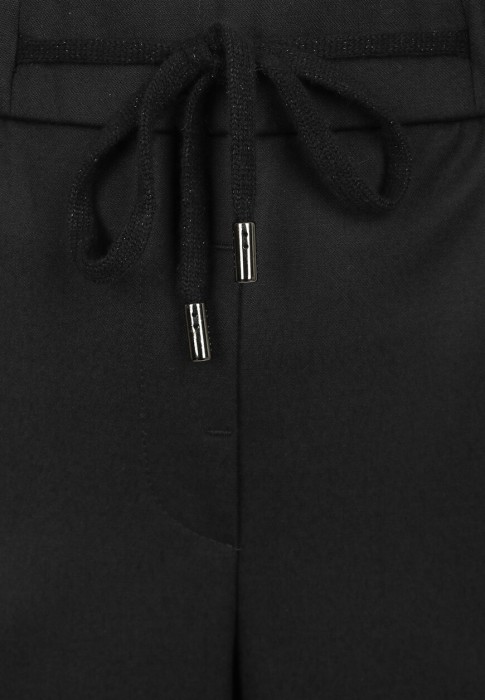 Товар черного цвета с внутренней стороны