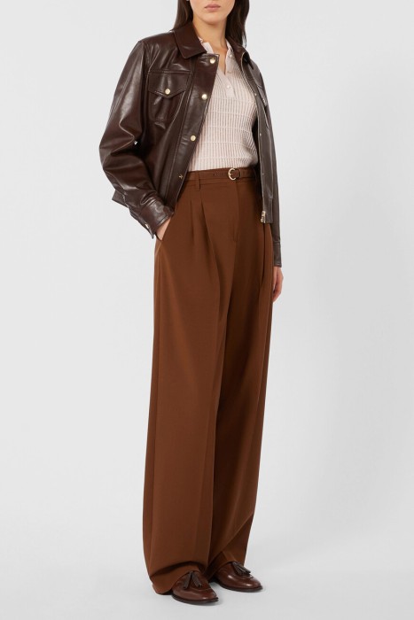 Товар коричневого цвета с внутренней стороны