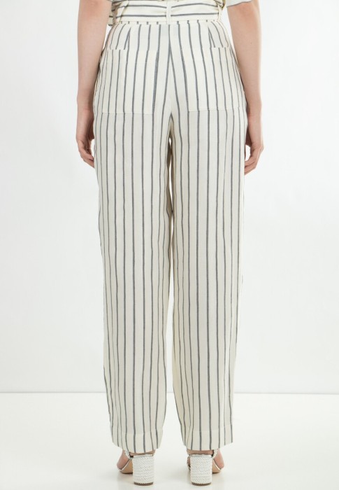 Товар белого цвета с внутренней стороны