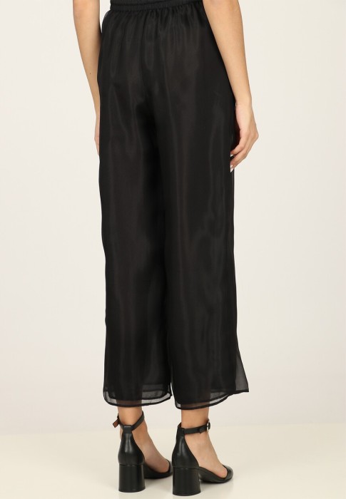 Товар черного цвета с внутренней стороны