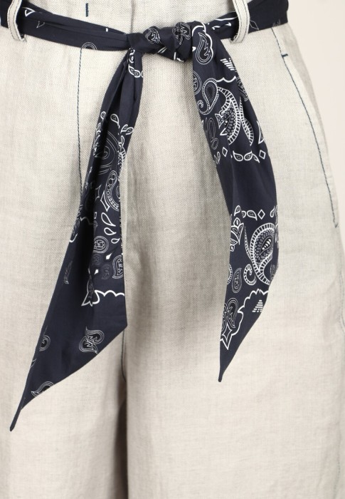 Товар бежевого цвета с внутренней стороны