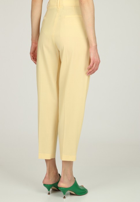 Товар желтого цвета с внутренней стороны