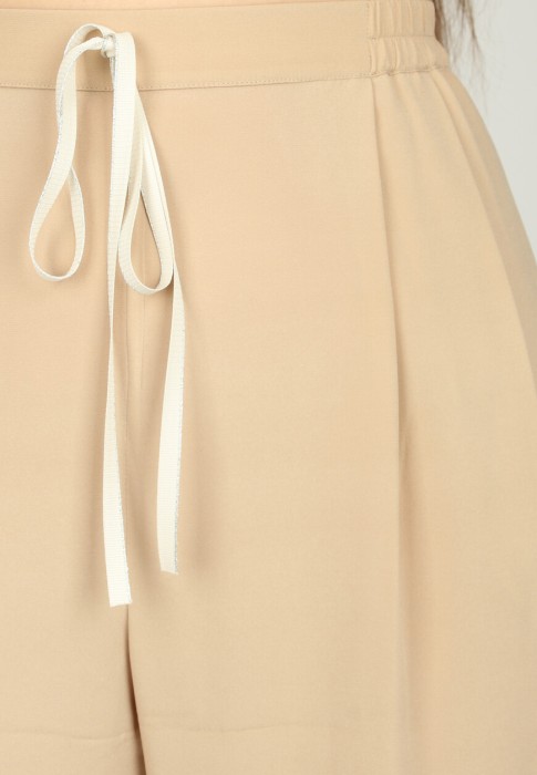 Товар бежевого цвета с внутренней стороны