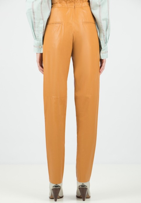 Товар коричневого цвета с внутренней стороны