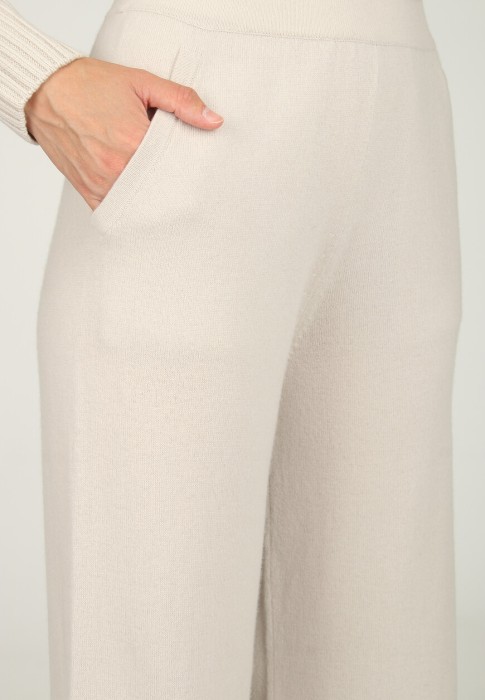 Товар серого цвета с внутренней стороны