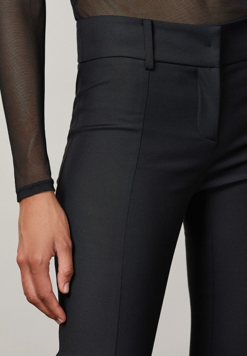 Товар черного цвета с внутренней стороны