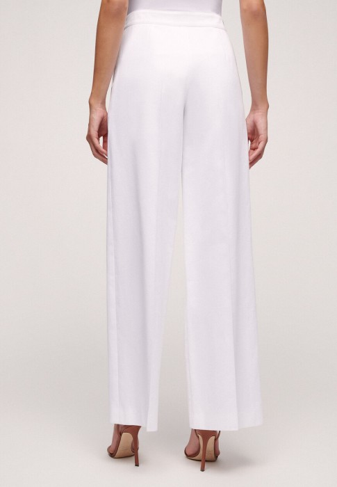 Товар белого цвета с внутренней стороны