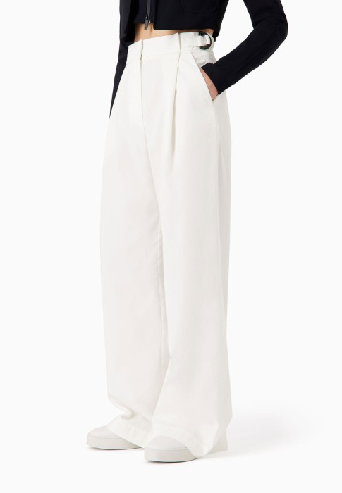 Товар белого цвета с внутренней стороны