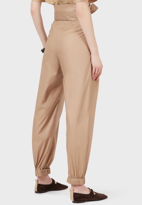 Товар коричневого цвета с внутренней стороны