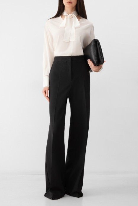 Товар черного цвета с внутренней стороны