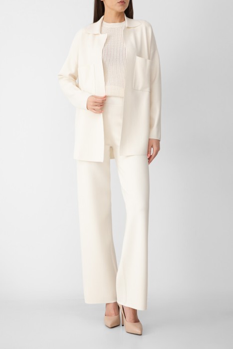 Товар белого цвета с внутренней стороны