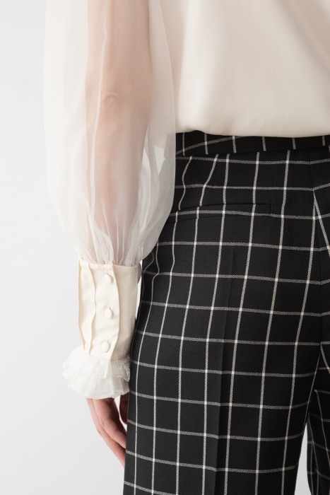 Товар черного цвета с внутренней стороны