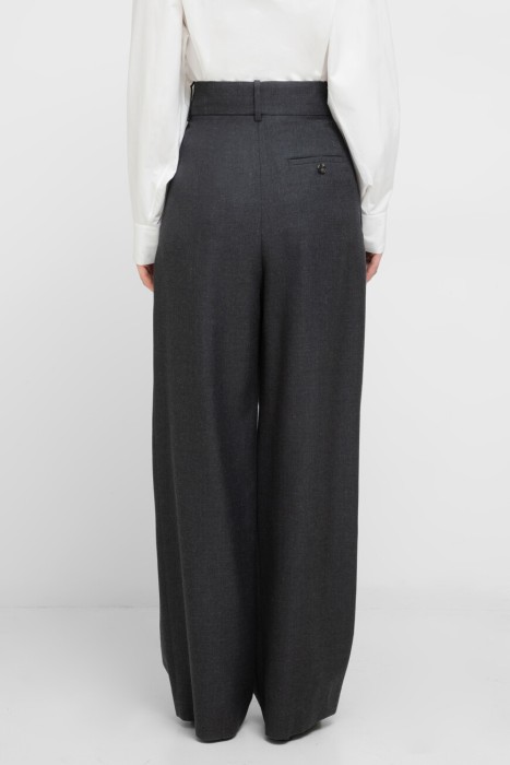 брюки  по цене 108000 руб вид справа