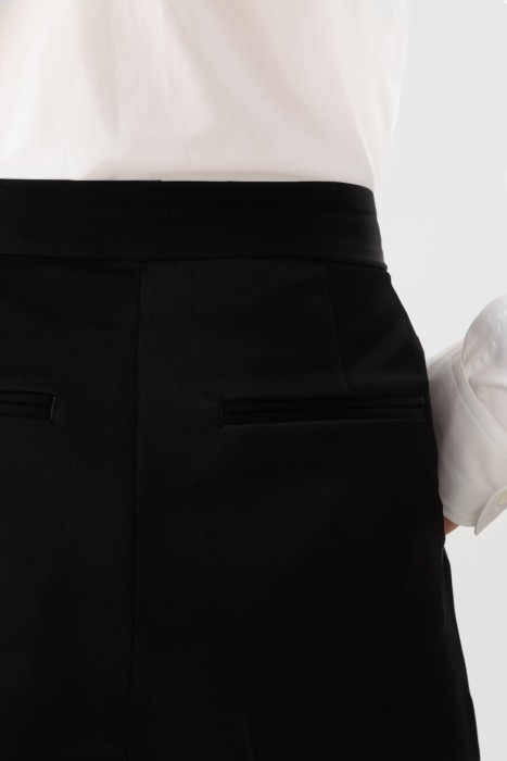 Товар черного цвета с внутренней стороны