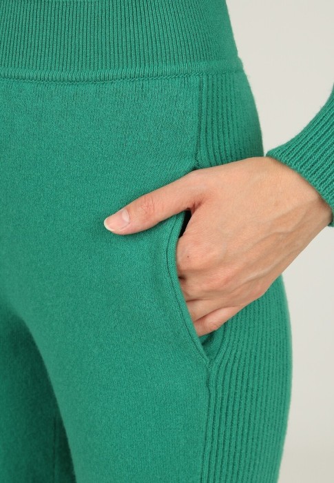 Товар зеленого цвета с внутренней стороны