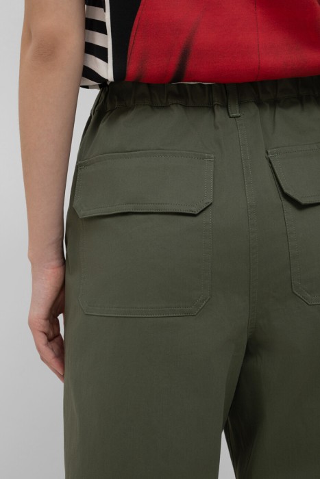 Товар хаки цвета с внутренней стороны