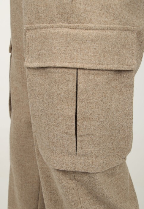 Товар бежевого цвета с внутренней стороны