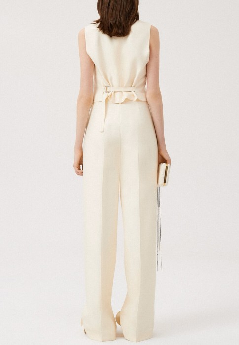 Товар бежевого цвета с внутренней стороны