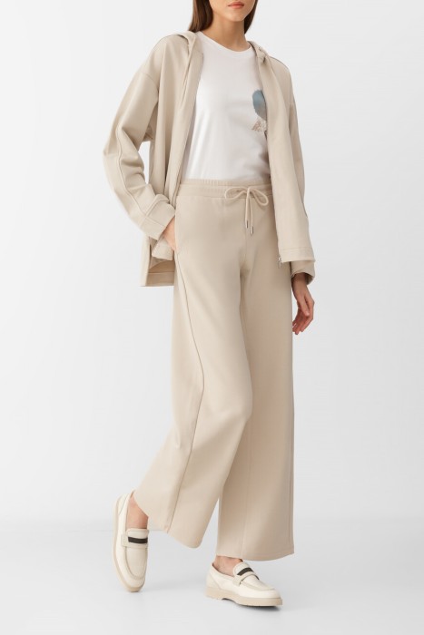 Товар бежевого цвета с внутренней стороны