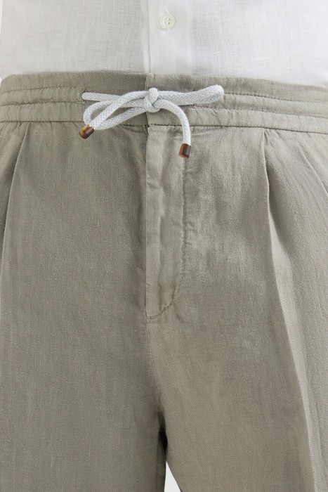 Товар хаки цвета с внутренней стороны