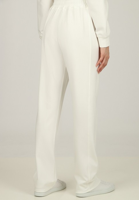 Товар белого цвета с внутренней стороны