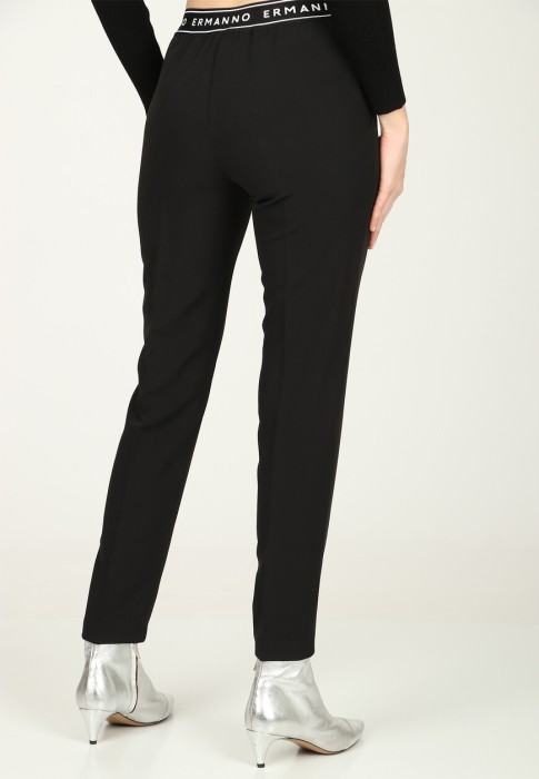 Товар черного цвета с внутренней стороны