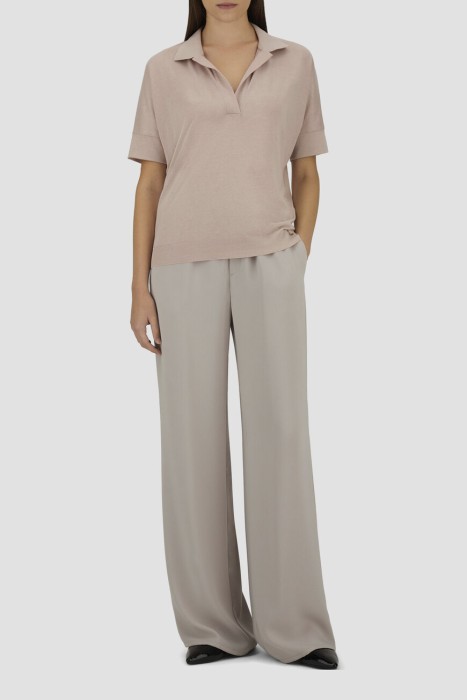 Товар бежевого цвета с внутренней стороны