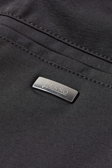 Товар черного цвета с внутренней стороны