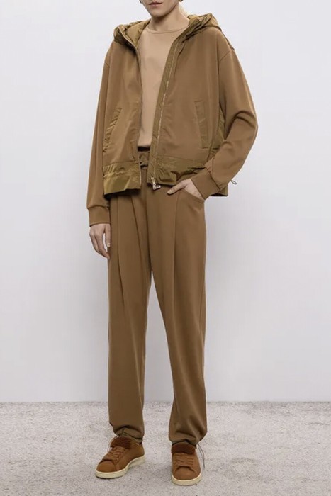 Товар коричневого цвета с внутренней стороны