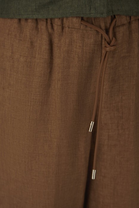 Товар коричневого цвета с внутренней стороны