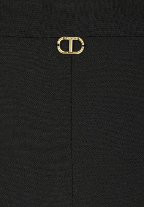 Товар черного цвета с внутренней стороны