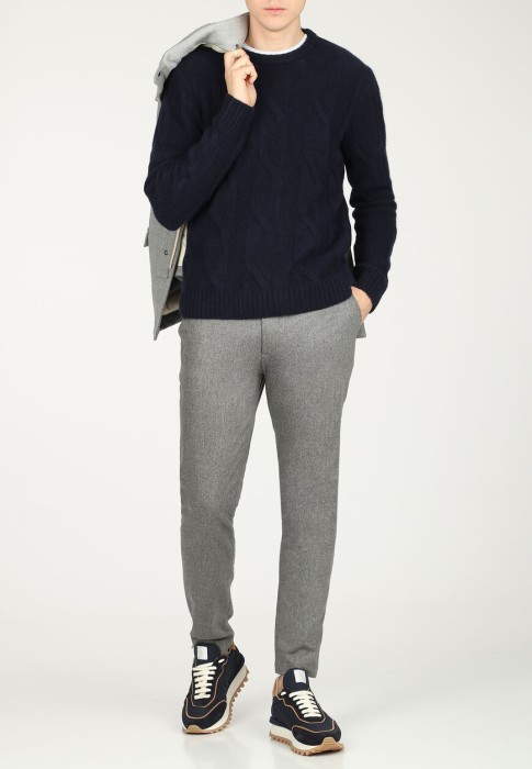 брюки  по цене 41090 руб вид справа