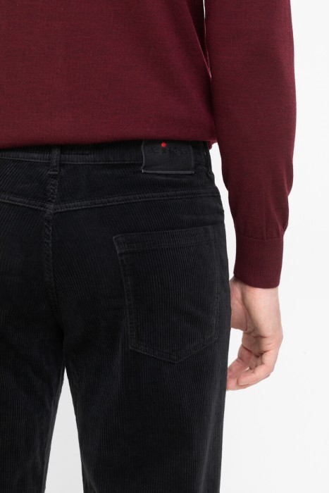 Товар черного цвета с внутренней стороны