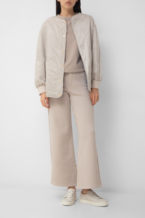 Товар бежевого цвета с внутренней стороны