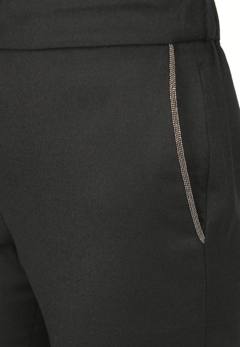 Товар черного цвета с внутренней стороны