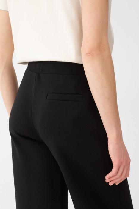 Товар черного цвета с внутренней стороны