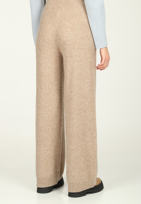 Товар бежевого цвета с внутренней стороны