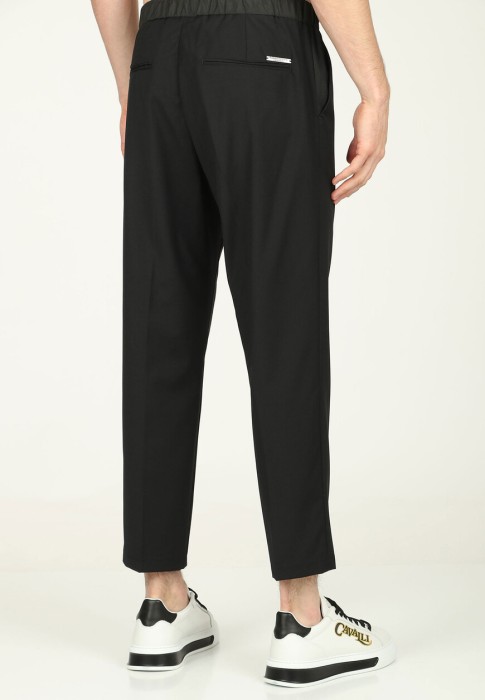 Товар черного цвета с внутренней стороны