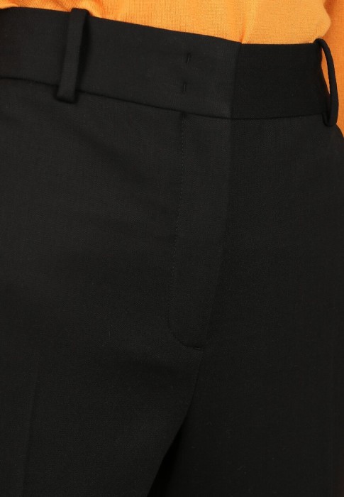 Товар черного цвета с внутренней стороны