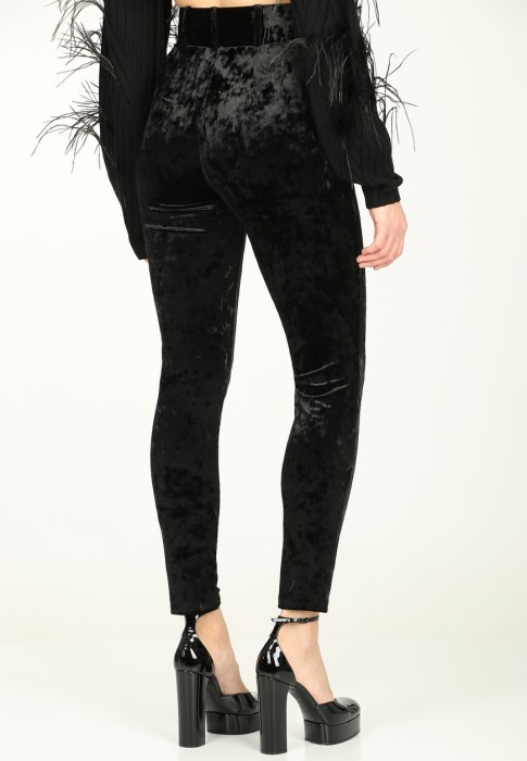 Товар черного цвета с внутренней стороны