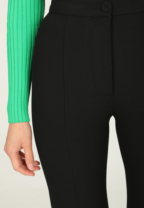 Товар черного цвета с внутренней стороны