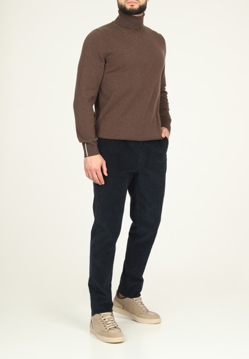 брюки  по цене 39620 руб вид справа