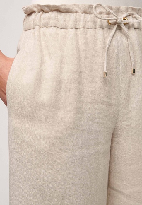 Товар бежевого цвета с внутренней стороны