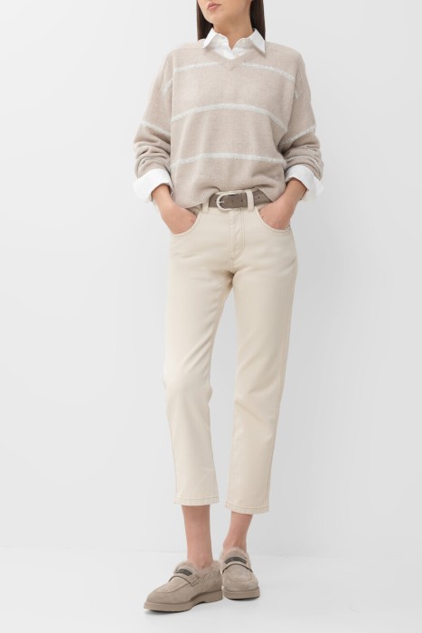 Товар бежевого цвета с внутренней стороны