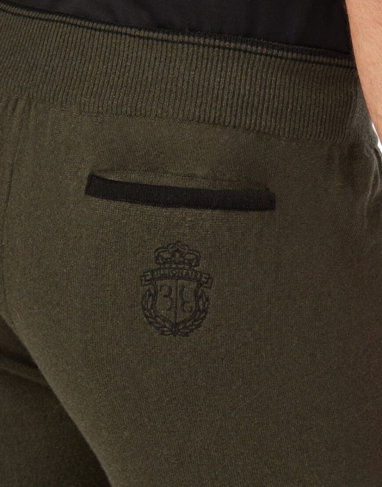 Товар зеленого цвета с внутренней стороны