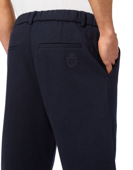 Товар синего цвета с внутренней стороны