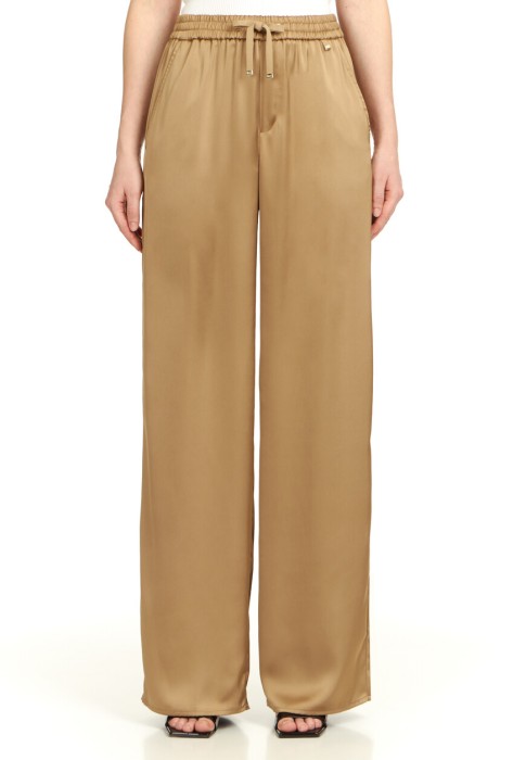 Товар бежевого цвета с внутренней стороны