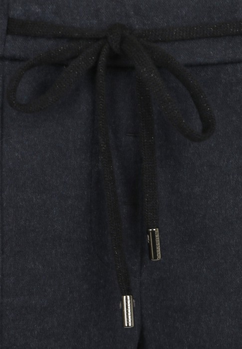 Товар синего цвета с внутренней стороны