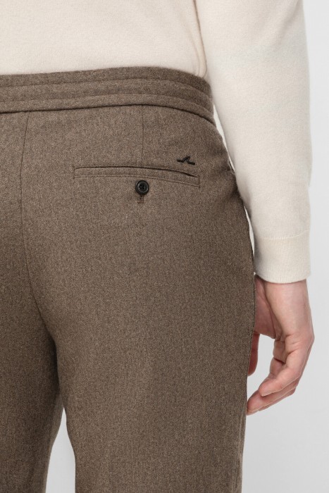 Товар коричневого цвета с внутренней стороны